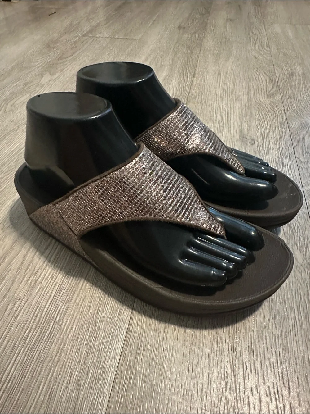 FitFlop Lulu Women's Bronze Sparkly Wedge Flip Flop Sandals Sz 7